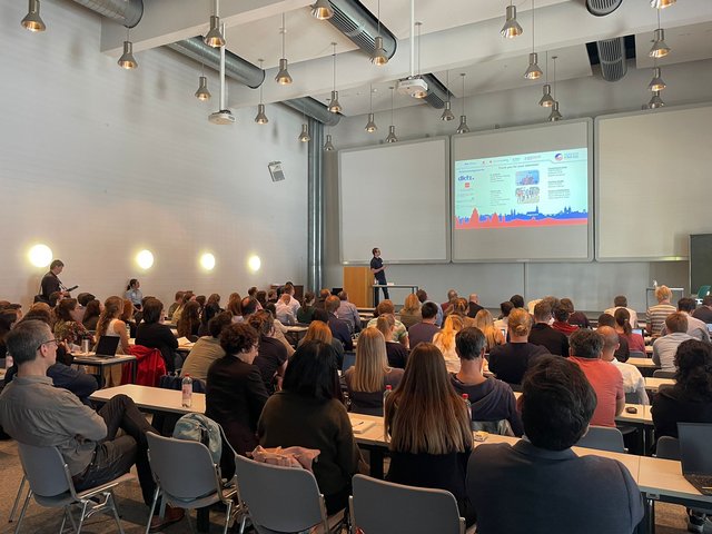 Photo of Stefan Tenzer giving a talk at the HI-TRON Mainz Symposium
