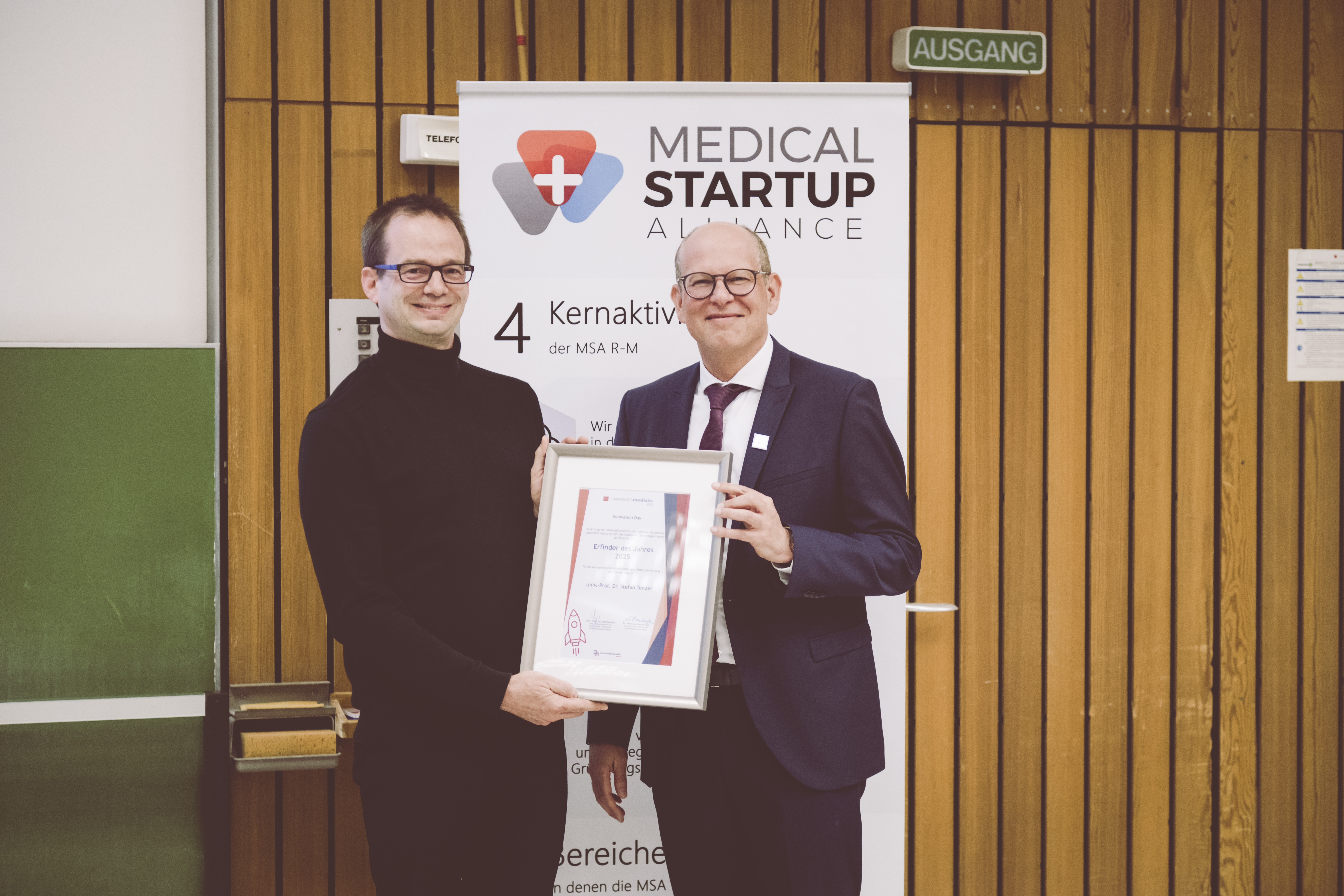 Photo of Stefan Tenzer getting a plaque for the Innovation price by Ralf Kiesslich